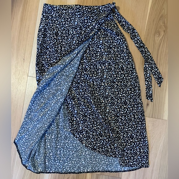 Printed maxi wrap skirt - Picture 2 of 2